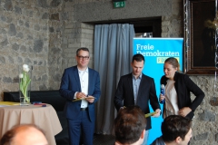 Achim Schröder wird für 25 Jahre Mitgliedschaft geehrt